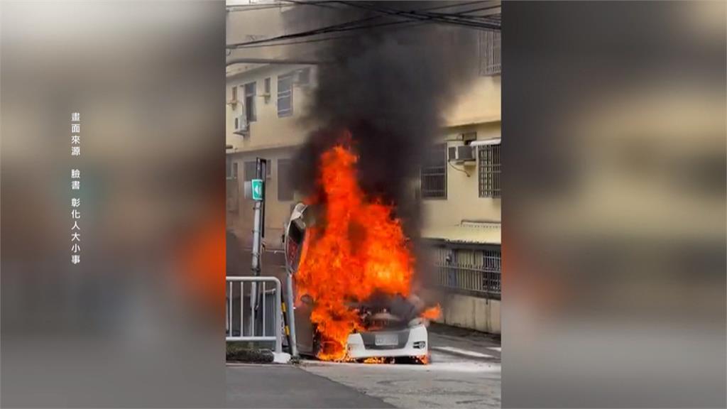 轎車開到一半突火燒車！　整車燒成廢鐵、駕駛驚險逃生