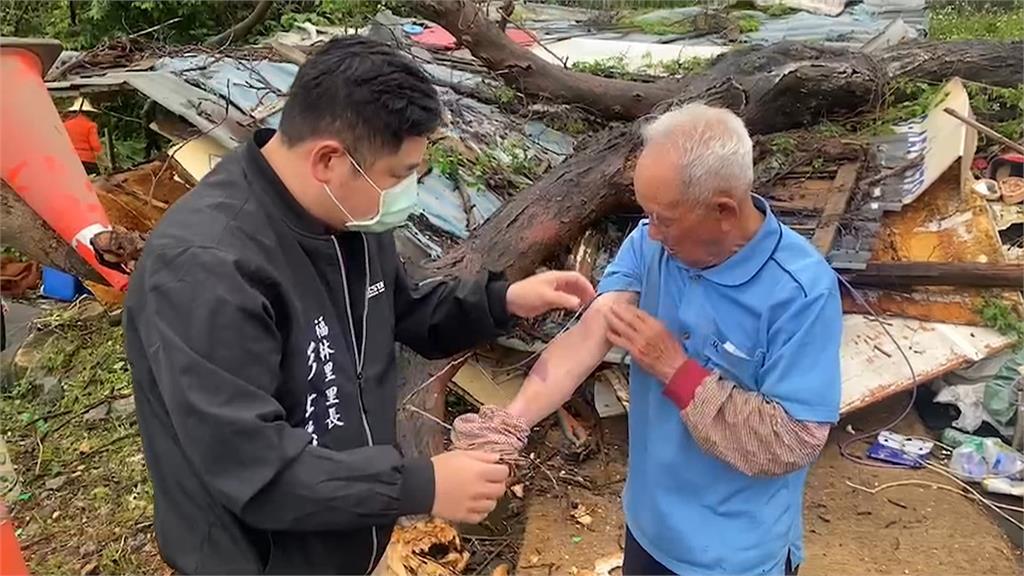桃園大樹倒塌壓垮鐵皮屋　92歲老翁從縫隙爬出脫困