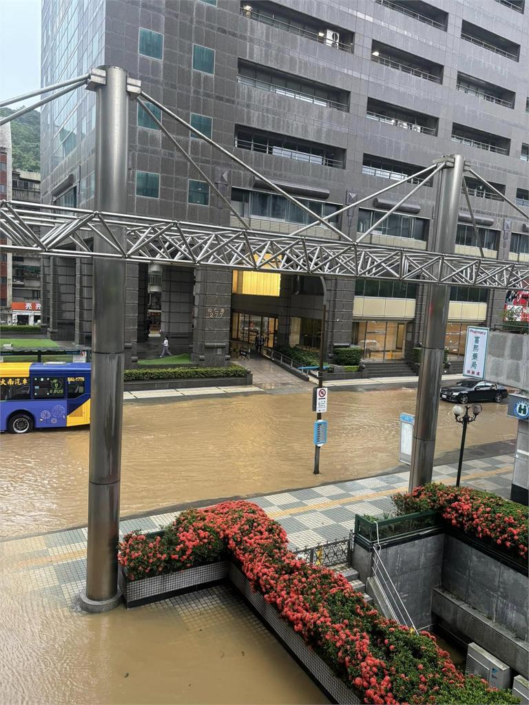 快新聞/暴雨午後狂炸台北!信義區淹水道路成汪洋 網嚇:難道地球要毀滅了?