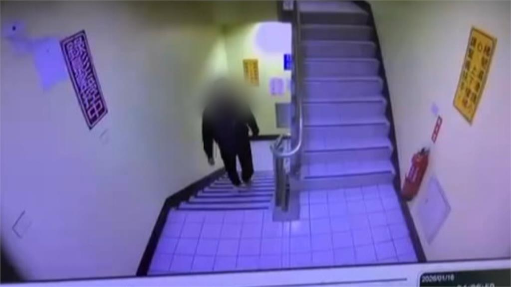 愛車放停車場無端遭破壞! 怪男爬車頂踩踏害車損