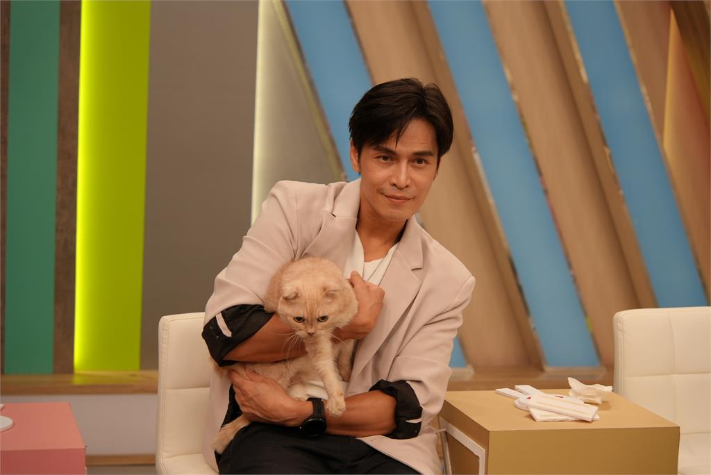 《醫學大聯盟》鹿希派超狂養12隻狗!與貓同住「互不理會」