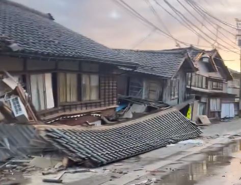 快新聞／石川縣規模7.6強震！民眾直擊海嘯來襲「逆流而入」　房屋嚴重倒塌