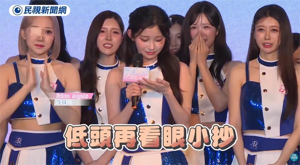 李珠珢狂看中文小抄「緊張到淚崩」畫面全被拍!網酸爆:有心就會用心學