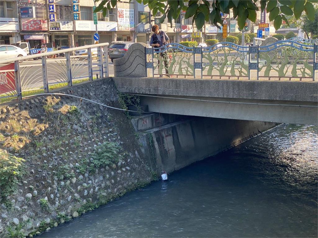 台中梅川排水孔驚見黑色惡臭廢水　　網酸「盧媽臭臭鍋」