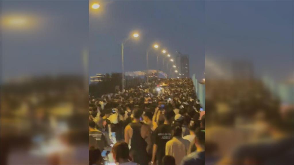 台南「漁光島生活節」人潮多 漁光大橋擠爆上演人車爭道