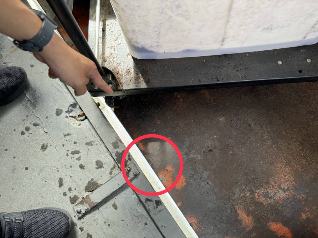 好痛! 男子腳踝卡貨梯縫隙 遭倒吊懸空5層樓高