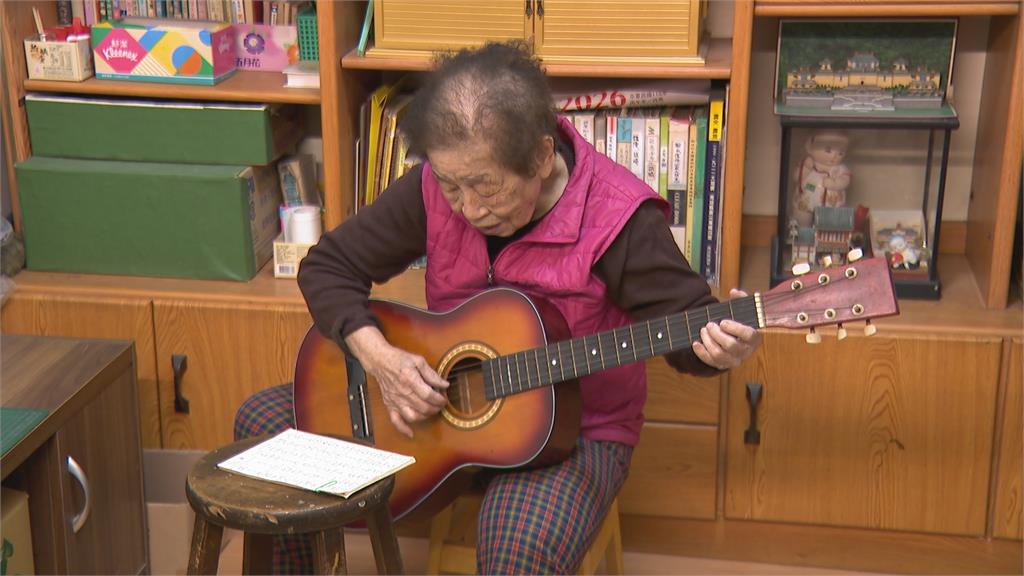 活到老學到老！　神級微縮工藝　台中90歲阿嬤手作打造迷你總統府