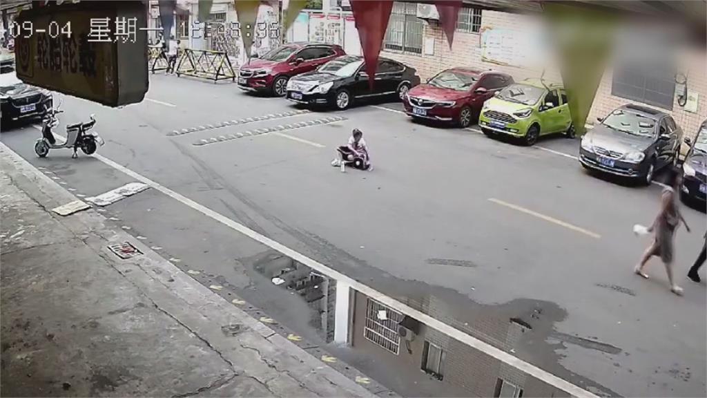 蹲路中間整理書包!中國女童遭廂型車捲車底 驚悚瞬間曝光引網議