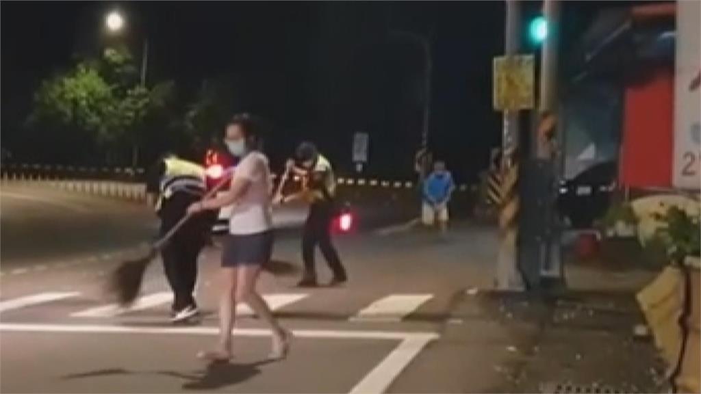 砂石車夜間偷跑台16線 超載砂石掉滿地險象環生