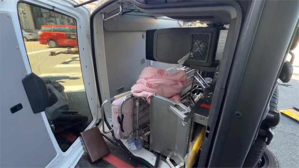 台中鳴笛救護車遭貨車猛撞"慘翻車" 波及待轉騎士