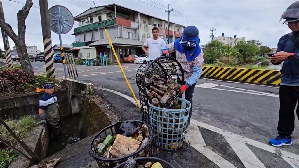 宜蘭壯圍溝渠浮現油汙帶刺鼻味　竟清出大垃圾