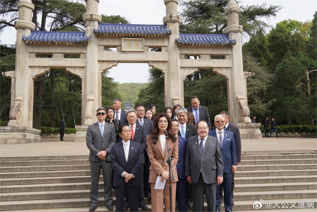 鄭麗文謁陵喊:革命尚未成功!祭拜孫中山竟「手背後面」…網傻眼:是這樣拜的嗎