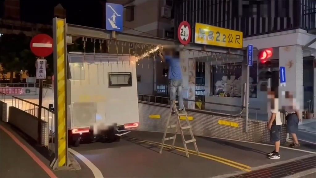 沒注意限高誤闖羅東地下道　露營車受困2小時「害交通打結」