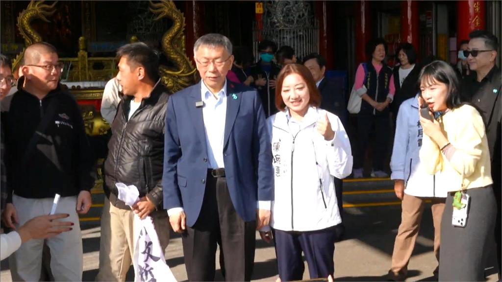 白髮阿伯亂入狂罵「假鬼假怪」褲管掀起來！柯文哲尷尬反應被拍…身分疑是同黨村長