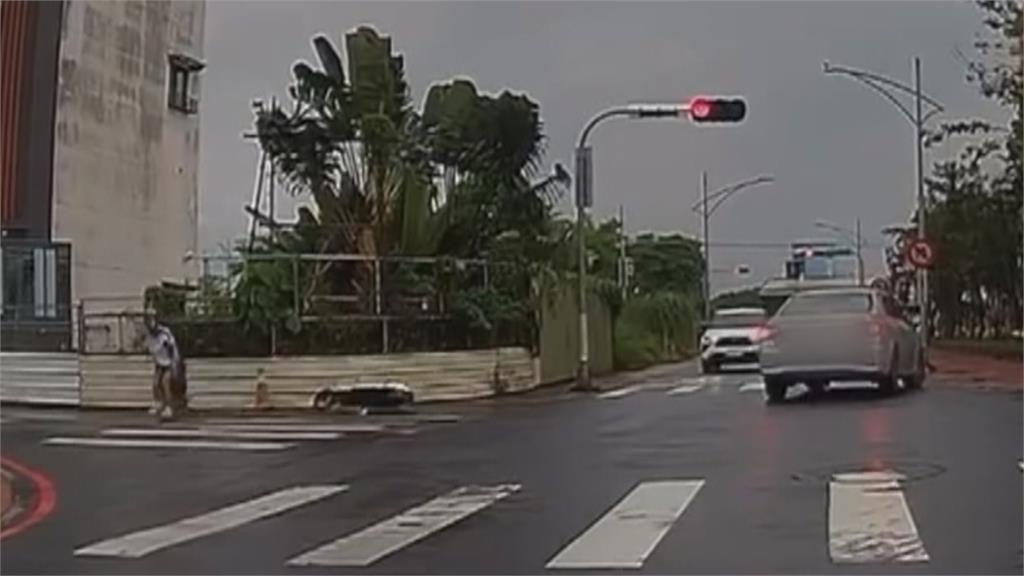 雲林無視紅燈直闖路口！　轎車猛撞微型電動車　騎士神級滑壘