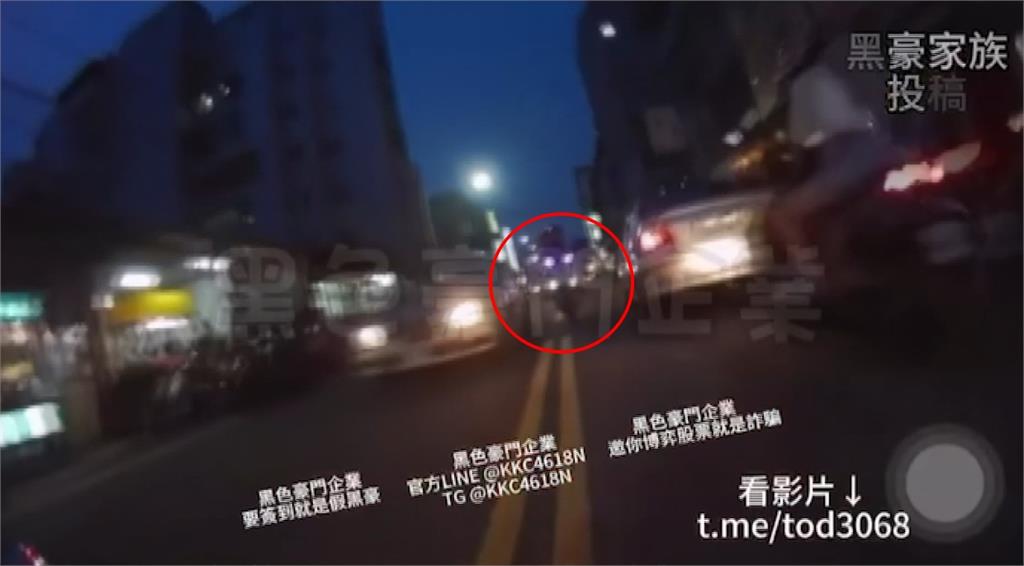 疑不滿當街被按喇叭！　騎士加速追車嗆聲還衝撞對方