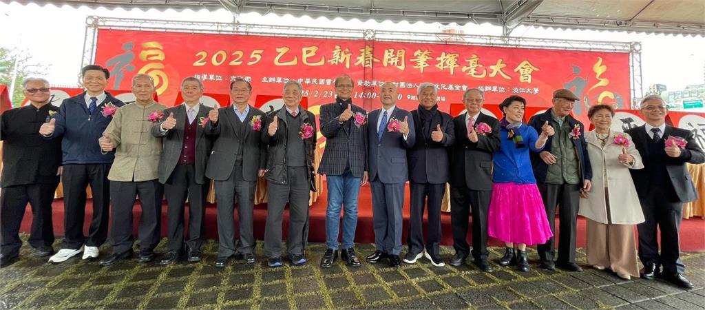 【淡江傳真】「乙巳新春揮毫開筆大會」總統府前80團體千人共書新年祝福