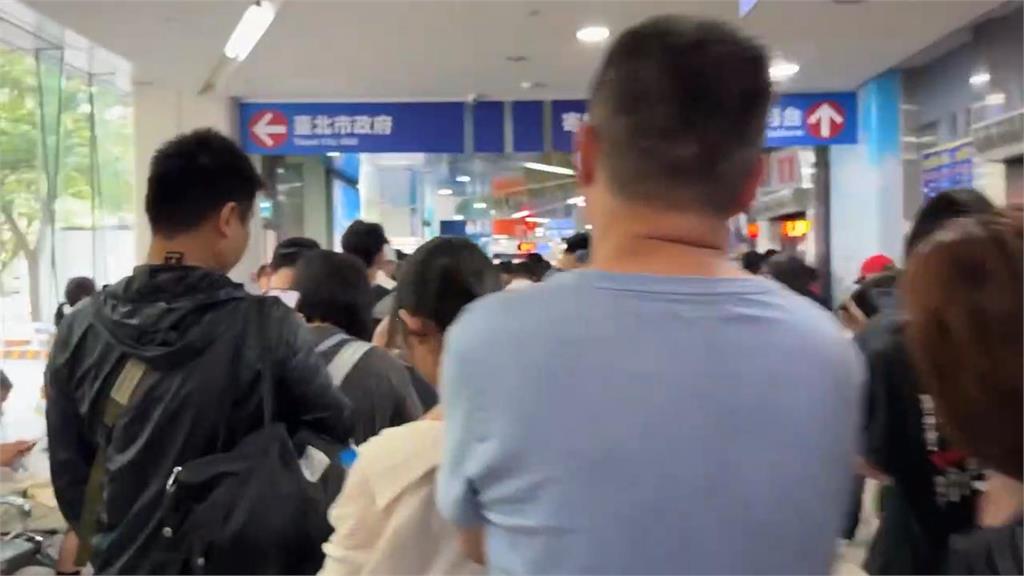 快新聞／連假首日塞爆！市府轉運站直擊「排隊貪食蛇」　人潮看不到盡頭