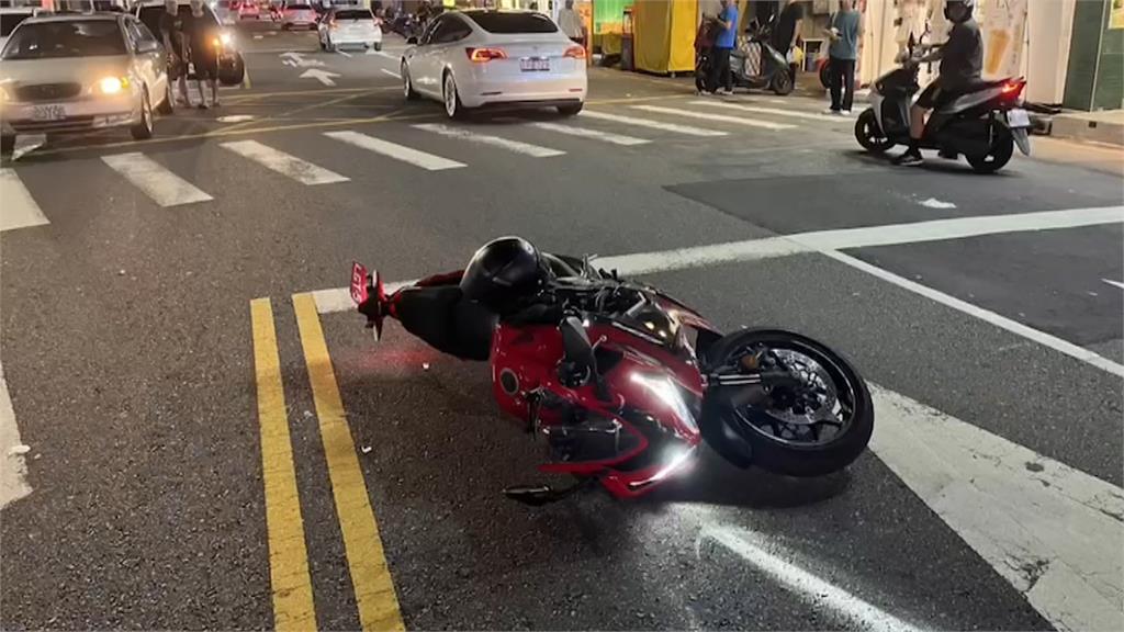 40萬紅牌重機禮讓行人 遭後車追撞車損人摔傷