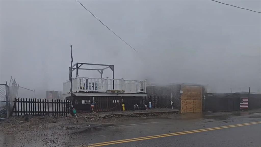 暴雨連下48小時曼谷大淹水 街道積水未退、居民積水中推車