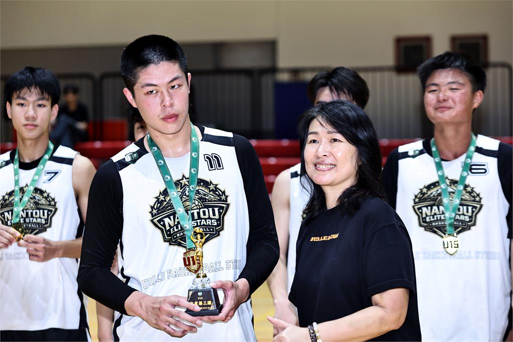 籃球／U19兩校組成南投聯軍默契佳！冠軍賽莊德川獨砍31分帶隊封王