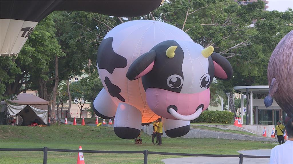 高雄愛月熱氣球移師愛河 巨大高雄熊升空點綴藍天
