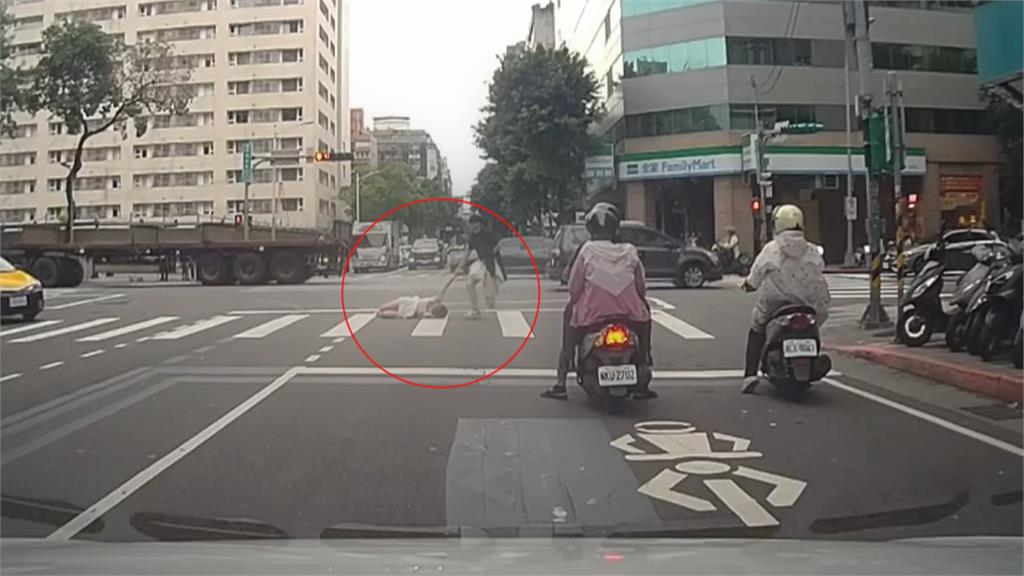 台北女過馬路突倒路中　「遭男拖走」毫無反應嚇壞民眾