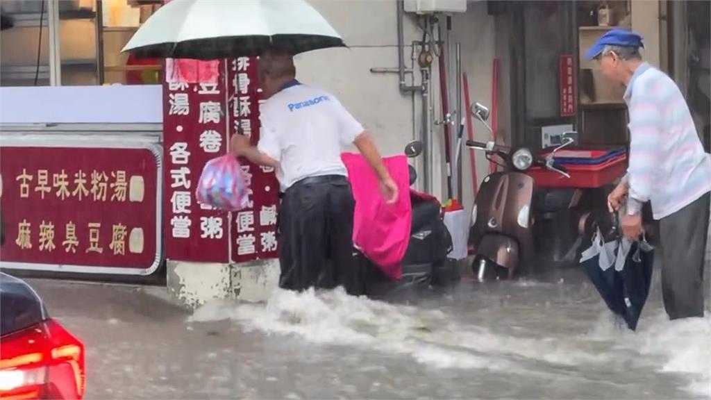 暴雨炸雙北！淡水街道變「淡水河」誇張畫面　在地人驚：沒看過淹成這樣