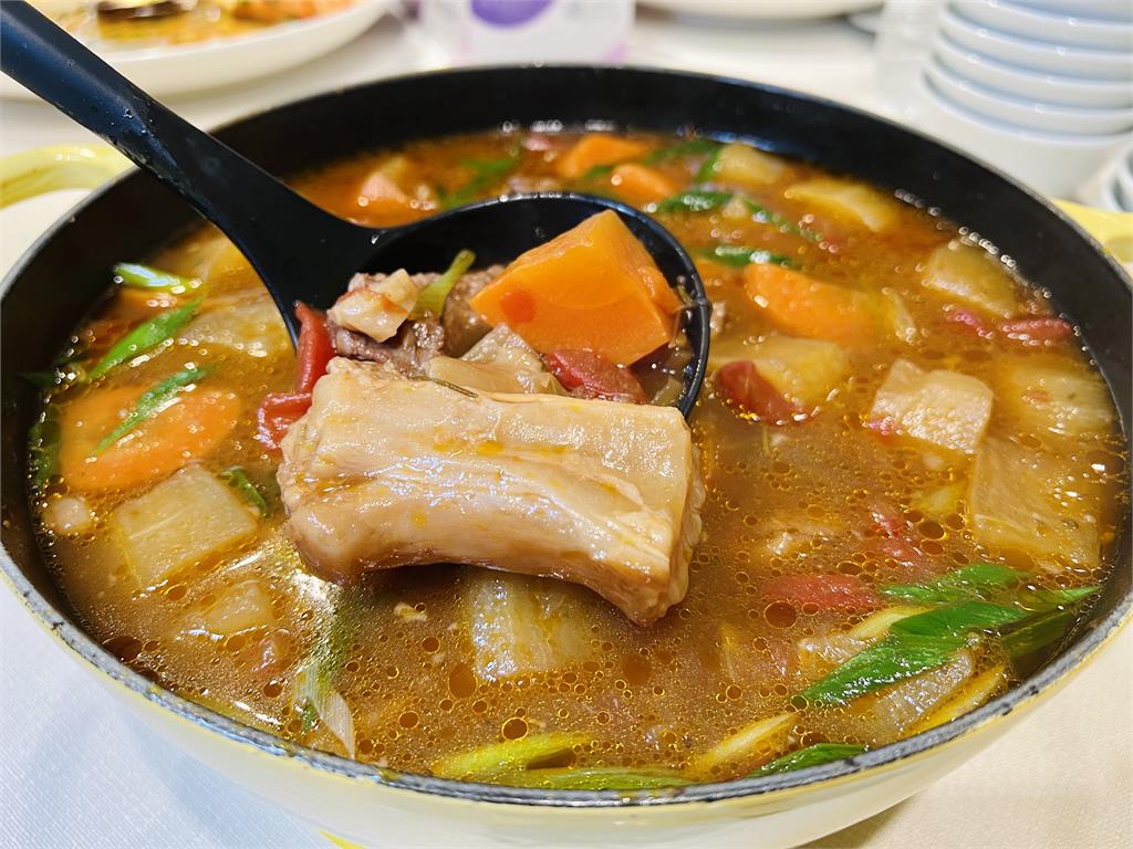 多圖/林百里揪黃仁勳「AI晚宴」19道料理全開箱!隱藏版包場菜單獨家揭密
