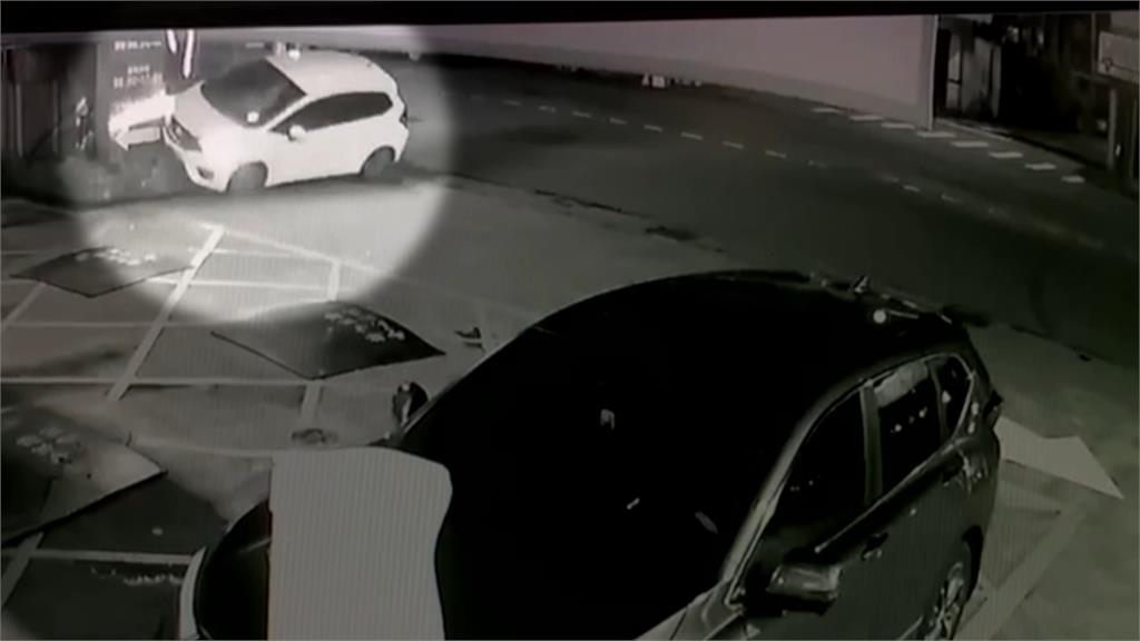 夜間疲勞駕車!驚險撞入加油站洗車區方向 花圃與入口告示牌全毀