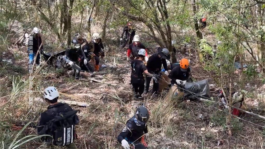 懸崖下吊掛廢棄機車 中橫淨山清出4噸垃圾