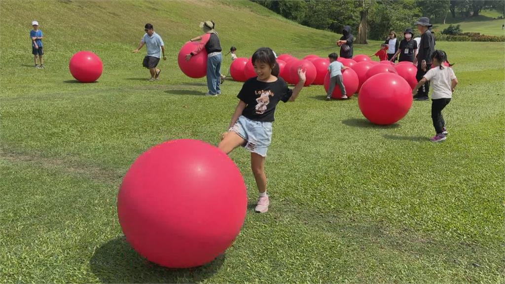 果嶺公園泡泡球體驗活動　連假首日歡笑聲此起彼落