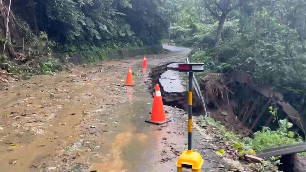 土石崩落邊坡！苗栗南庄＂苗21-1線＂路面坍方 暫單線通行