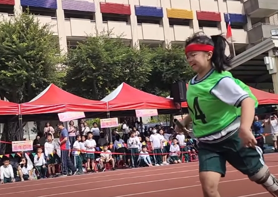 「比冠軍更耀眼」小6女童先天無膝蓋骨!穿鐵鞋奔向終點…全班棄名次為她圓夢