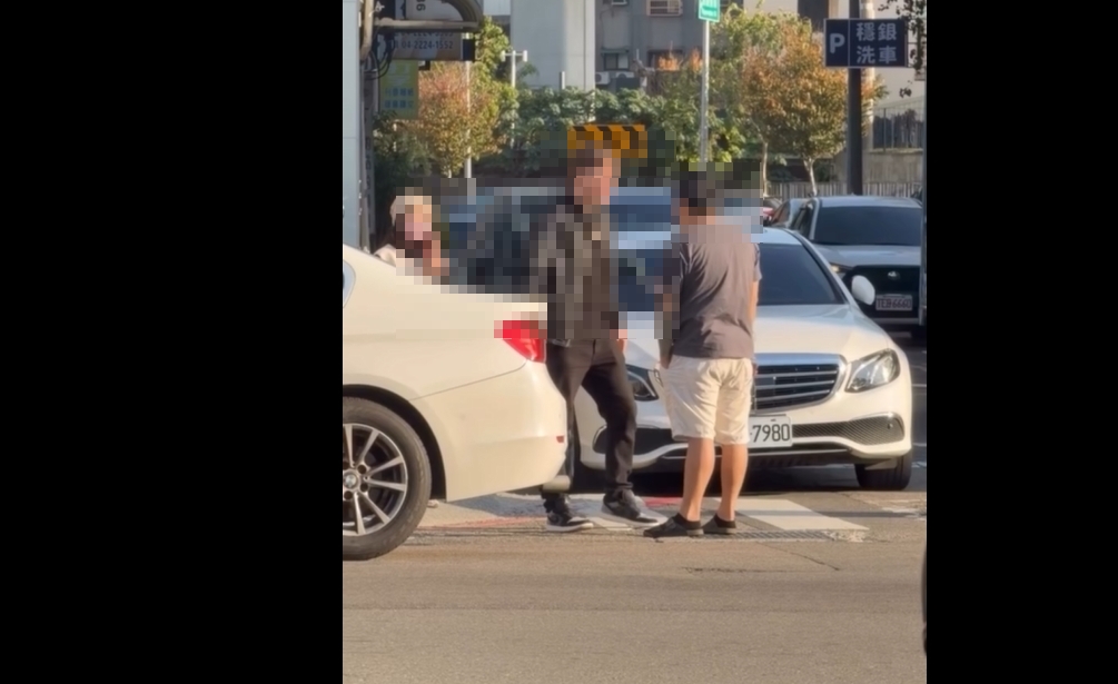 男開車違停被檢舉　「惱羞亮刀」作勢攻擊美籍男