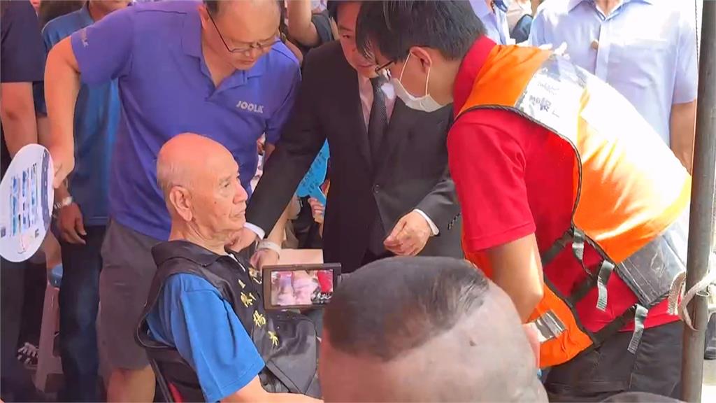 賴清德嘉義參拜遇信眾昏倒　秒變「賴醫師」關切