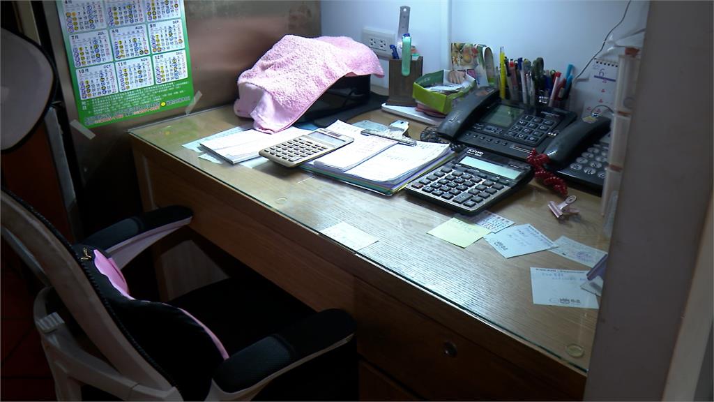 手法老練！迪化街魚丸批發商遭竊　男摸走15萬鈔票「不忘擦指紋」