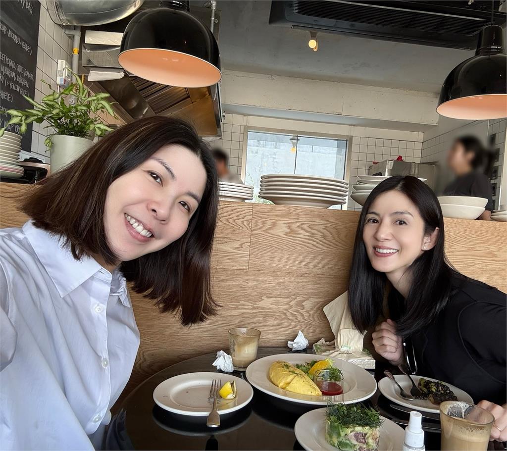 50歲「玉女掌門人」楊采妮現蹤首爾！勾尪合體許茹芸凍齡顏質太驚人