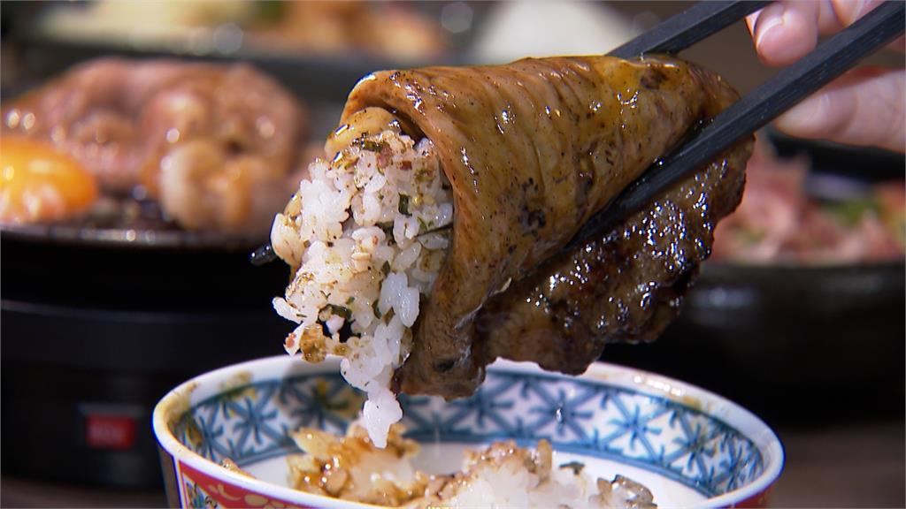 鹹甜醬汁送入炭火燒烤 創意料理將壽喜燒結合燒肉