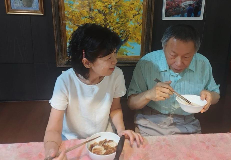 被問館長「柯文哲反應超妙」急轉話題！稱黃國昌「判若兩人」全程突尬掉