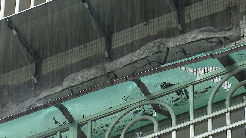 公寓磚造花台崩塌! 「天降鋼筋、石塊」騎士險被砸