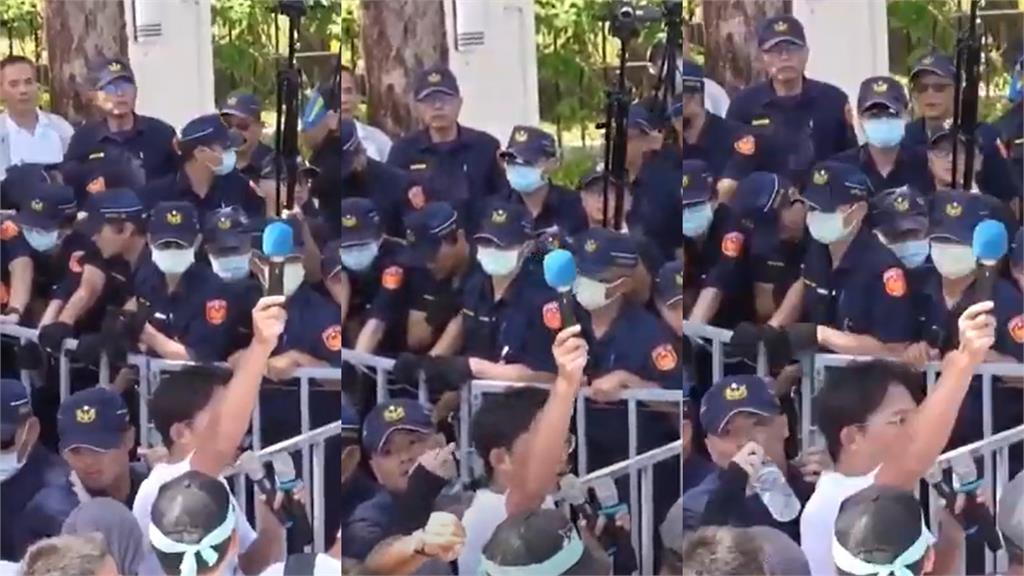 黃國昌帶小草衝撞鐵柵「鬼轉心疼警察」!下秒「員警喝水」又被老師貼臉咆哮了