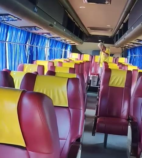 客運驚傳大媽「就地炸排泄物」！全車臭爆乘客崩潰逃下車　司機「心酸清殘局」畫面流出