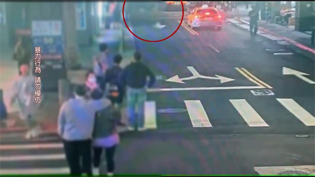 真人格鬥!台北鬧區兩男馬路上演全武行 其中1人打完還去吃宵夜