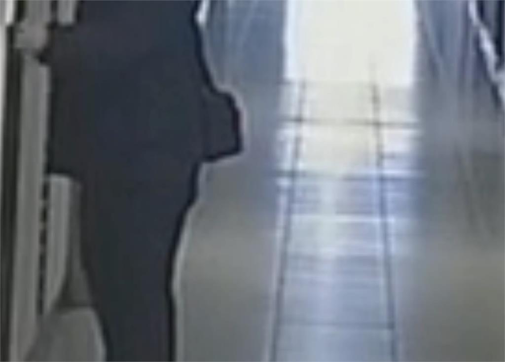 不滿對面鄰居裝監視器　新竹男貼紙遮貓眼百次下場慘了