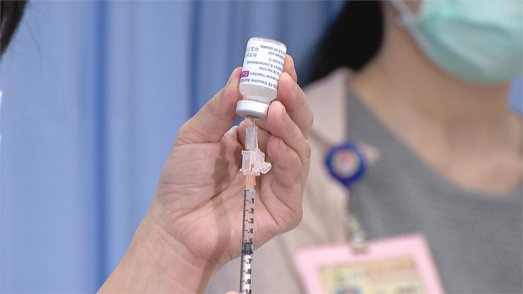 接種AZ疫苗後四肢無力屢跌倒 民眾求助無果 疫苗不良反應通報、追蹤 衛福部研擬設整合門診