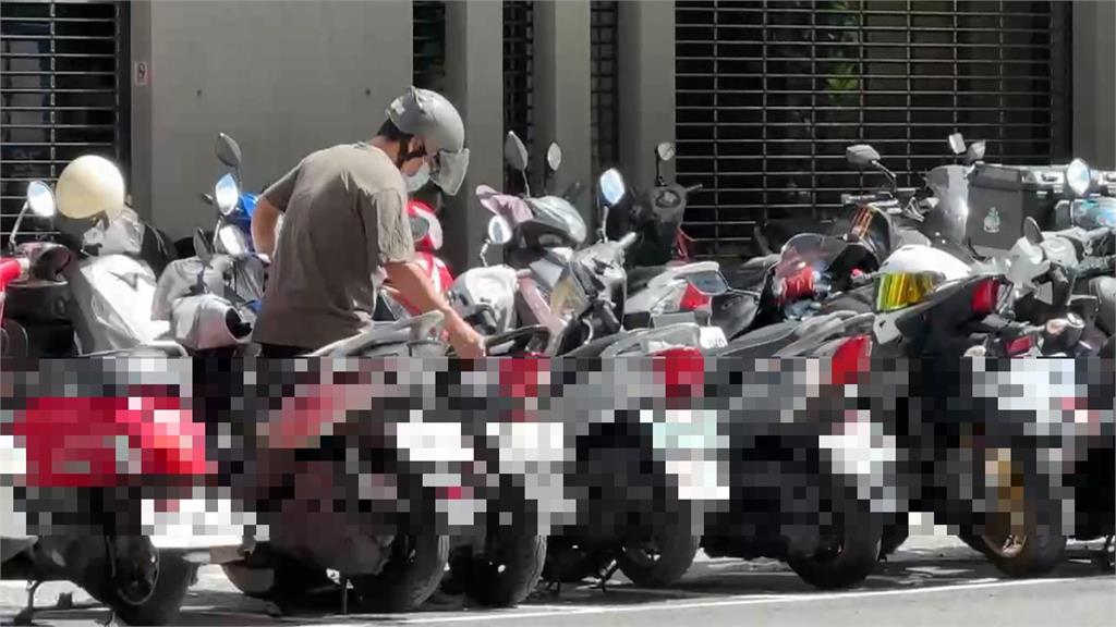 車被亂移！　騎士停車圖方便挪他人車輛　遭警目擊勸導不聽吃罰單