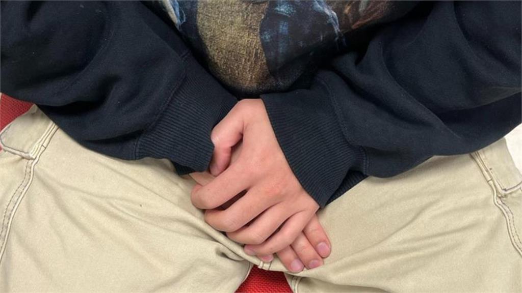 為追求「奇特效果」竟將活體生物塞尿道！他下秒「劇痛、尿不出來」急衝醫院