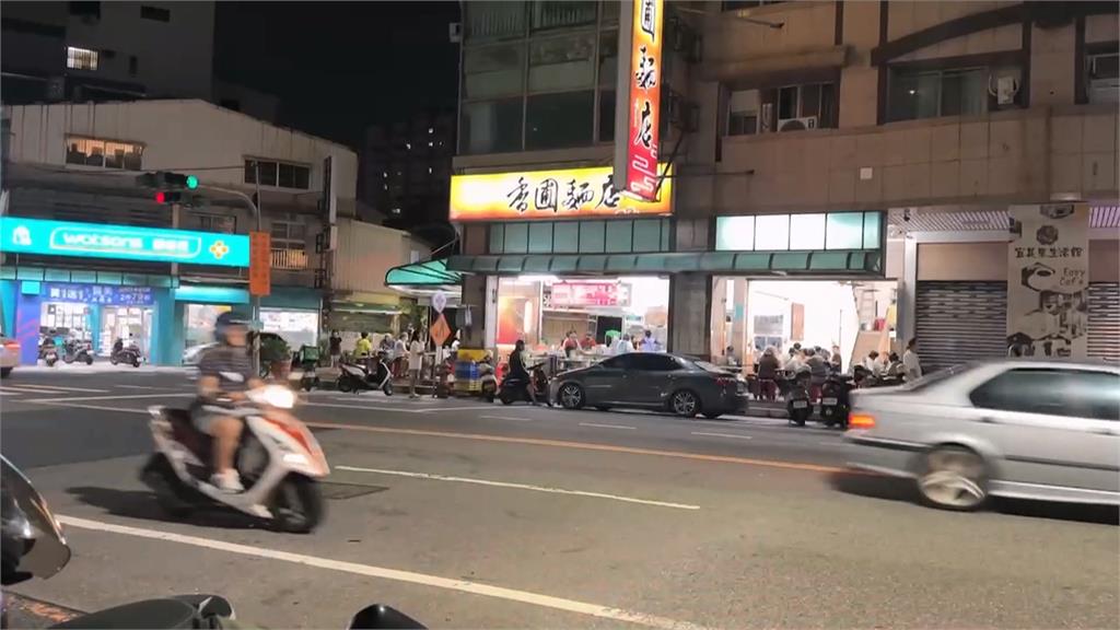 又是你！騎士狂按喇叭要買麵　民眾上前理論引爆口角