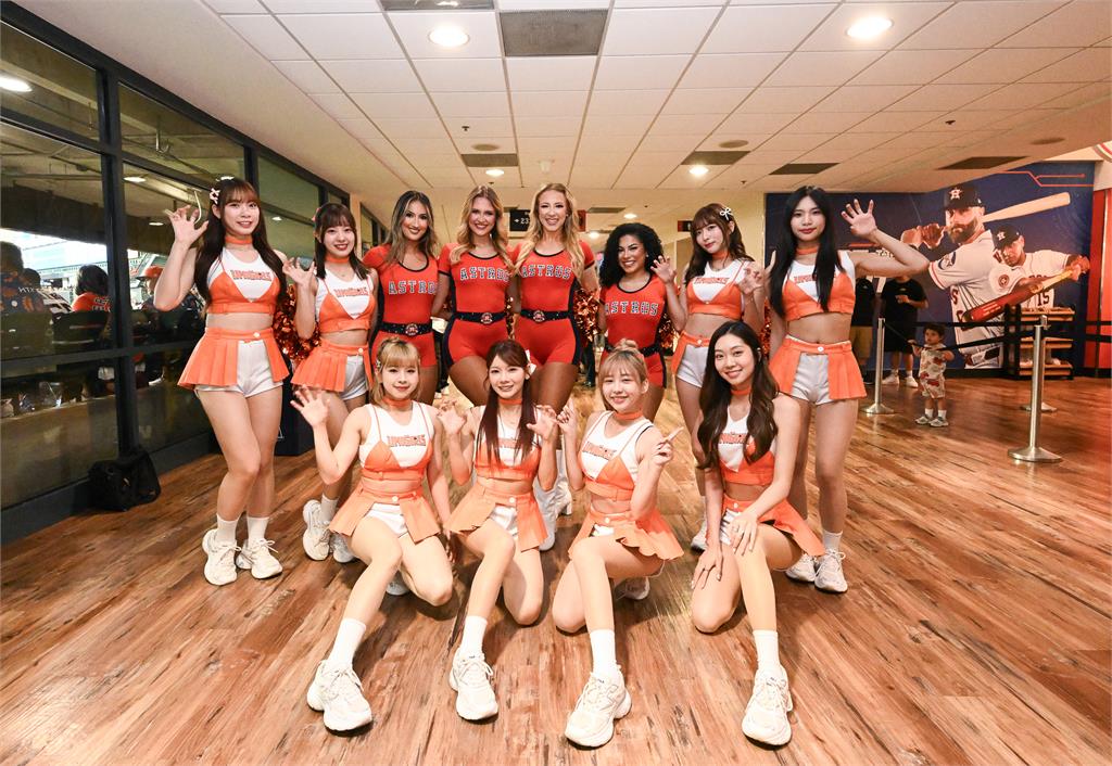 啦啦隊／另類同台鄧愷威！UniGirls嗨跳招牌嗆司神曲結合舞龍震撼太空人主場